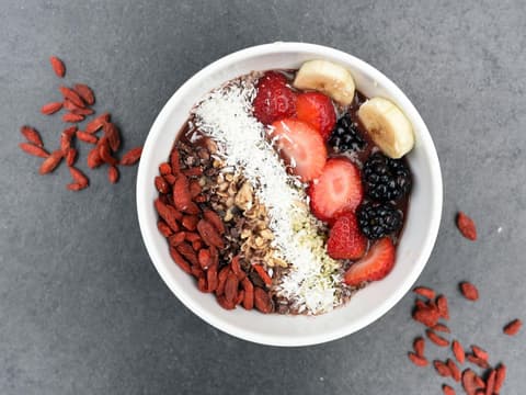 Bowl mit Nüssen und Beeren