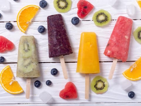 Verschiedene Sorten Eis am Stiel