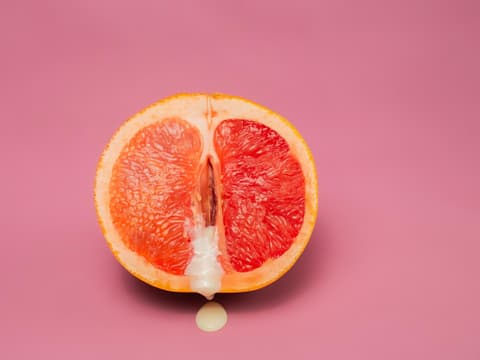 Grapefruit, aus der Vanillepudding herausläuft