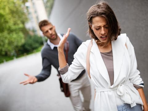 Frau läuft vor einem Mann davon