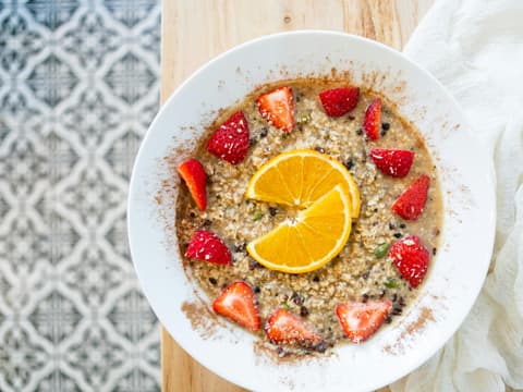 Schüssel mit Porridge und Früchten