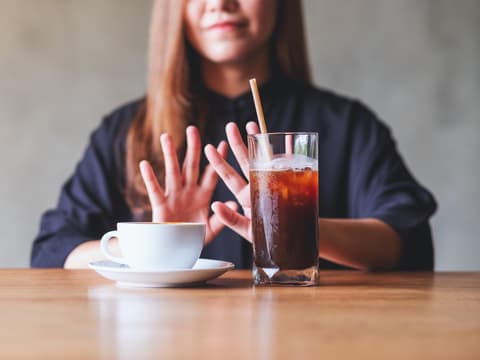 Frau verzichtet auf Kaffee und Eiskaffee