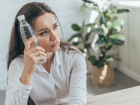 Frau hat Kreislaufprobleme 