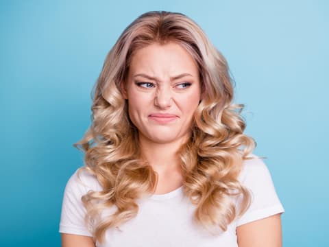 Frau verzieht das Gesicht