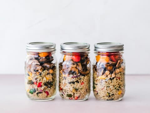 Quinoa und Gemüse im Glas