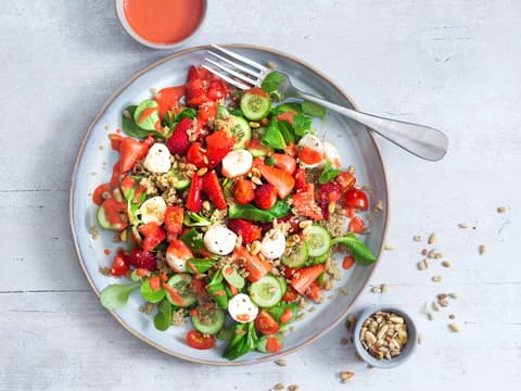 Quinoasalat mit Erdbeeren und Feldsalat