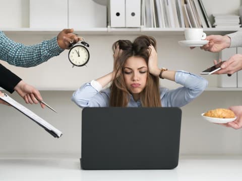 Junge Frau leidet unter Stress