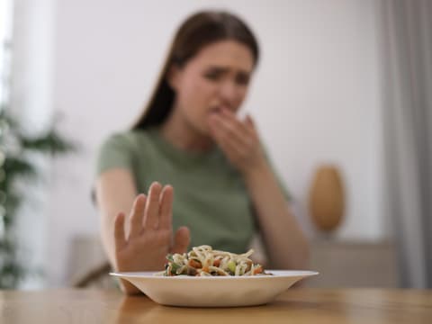 Frau ist vom Essen übel