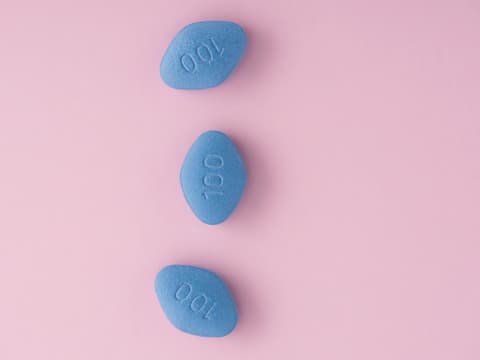 Viagra-Pillen auf rosa Hintergrund