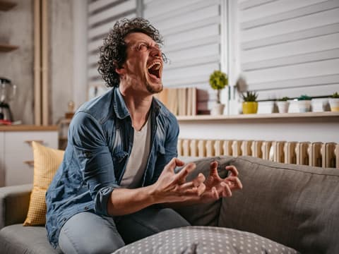 Deprimierter und wütender junger Mann, der schreit