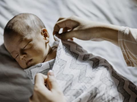 Baby wird in eine Decke eingewickelt