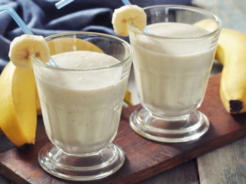  Zwei Gläser Bananenmilch.