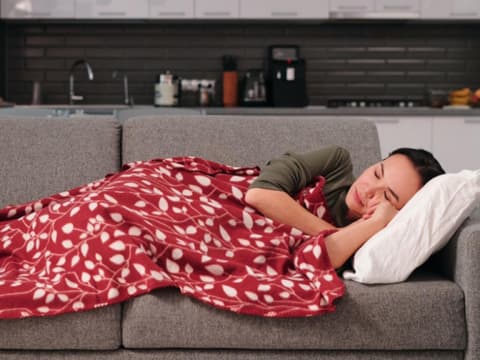 Frau liegt auf Couch