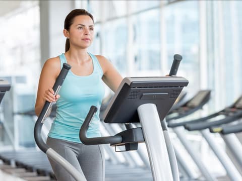 Frau trainiert auf dem Crosstrainer