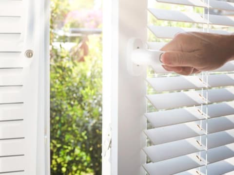 ein Fenster wird geöffnet
