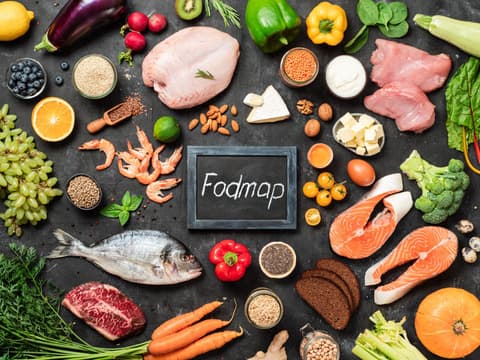 Lebensmittel der FODMAP-Diät auf schwarzer Schiefertafel arrangiert
