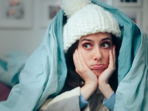 Frau erfriert auf dem Bett