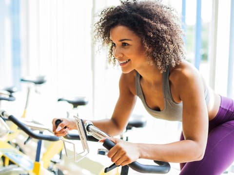 Frau auf einem Spinningrad