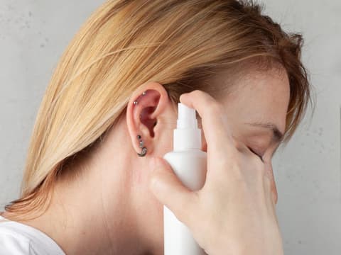 Helix-Piercing entzündet bei einer Frau