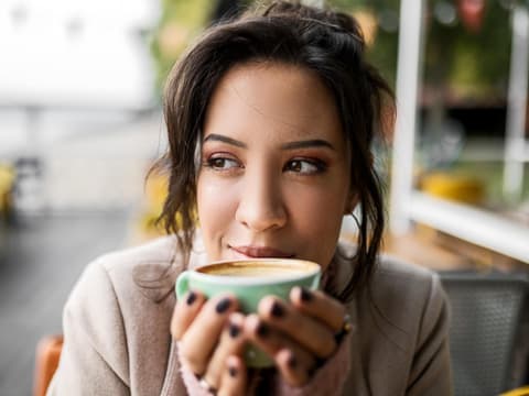 Frau trinkt Kaffee