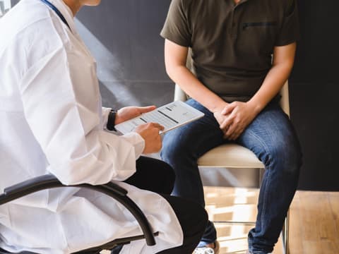 Mann sitzt beim Urologen und bekommt Befund