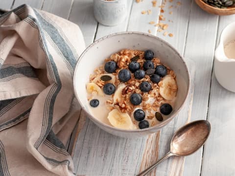 laktosefreies Porridge mit Bananen und Blaubeeren