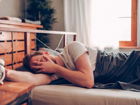 Mann leidet unter Morgentief