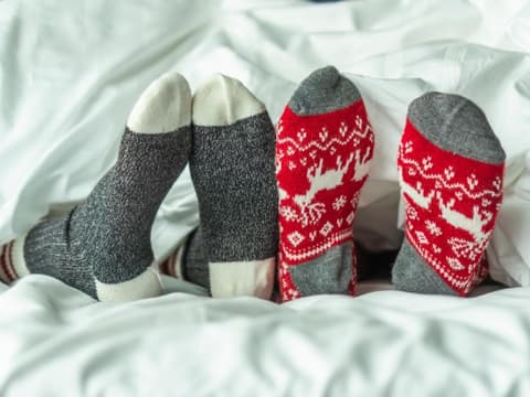 Vier Füsse unter der Decke