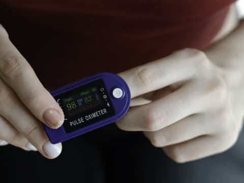 Der Puls wird gemessen 