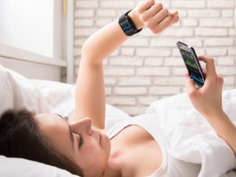 Frau benutzt Schlaf-App