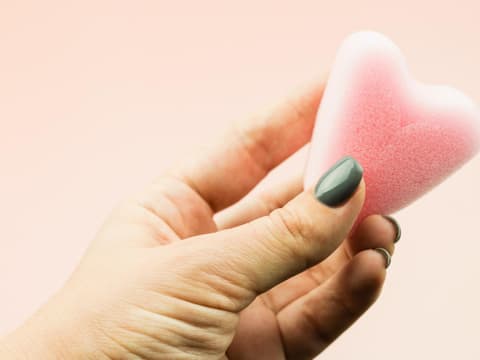 Frau hält Softtampon in den Händen