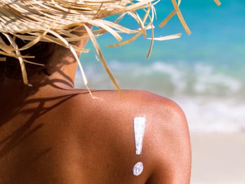 Frau sitzt am Strand