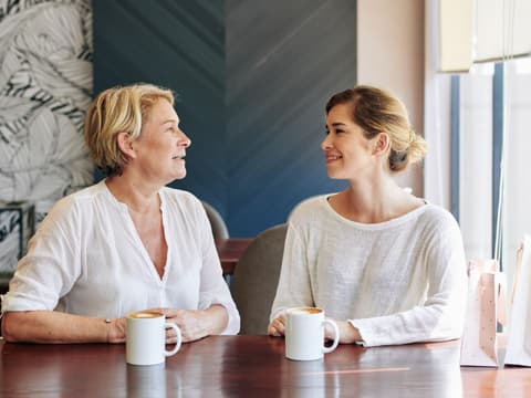Zwei Frauen unterhalten sich