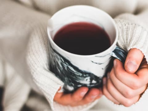 Frau hält eine Teetasse