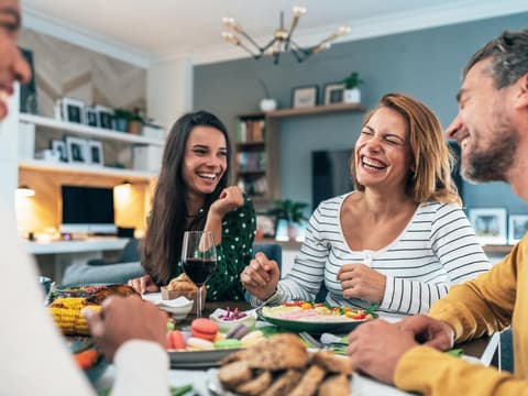 Gruppe von Freunden beim gemeinsamen Abendessen