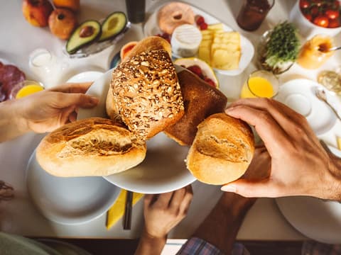 Frühstückstisch mit Brötchen und Aufstrich