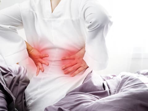 Bei einem Bandscheibenvorfall können Ibuprofen oder Paracetamol helfen, die Schmerzen zu lindern.