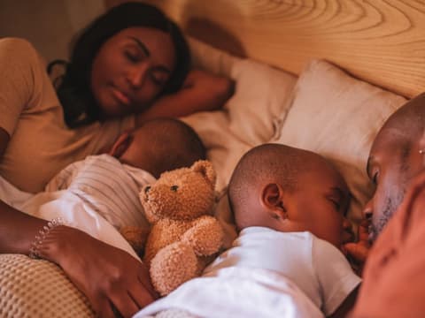 Familie schläft im Bett