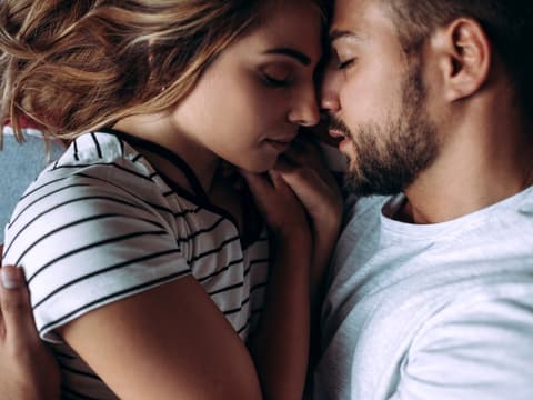 Bei demisexuellen Menschen steht das Herz über der körperlichen Anziehungskraft.