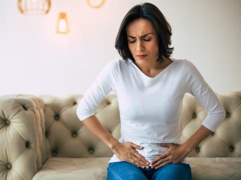 Die typischen Unterleibsschmerzen lassen in der Menopause bei 75 % der Frauen nach oder verschwinden vollständig. 