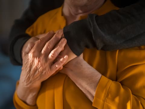 Eine Persönlichkeitsveränderung bei Parkinson beeinflusst auch die sozialen Beziehungen.