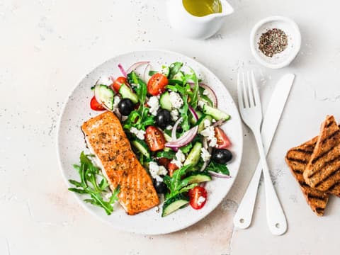 Salat mit Lachs, Oliven, Tomaten und Gurken