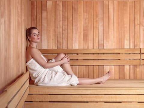 Frau sitzt in der Sauna
