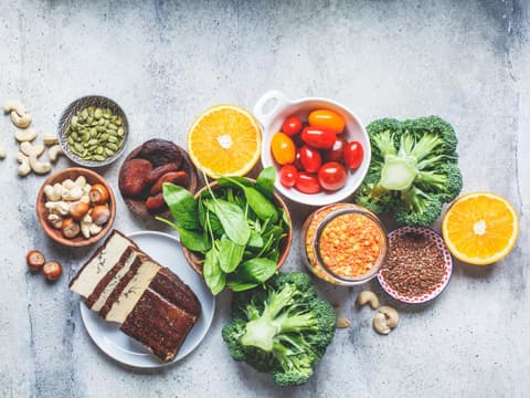 verschiedene pflanzliche Lebensmittel wie Gemüse, Tofu und Nüsse