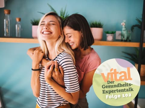 Frauen umarmen sich