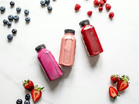 Rote Smoothies in Flaschen