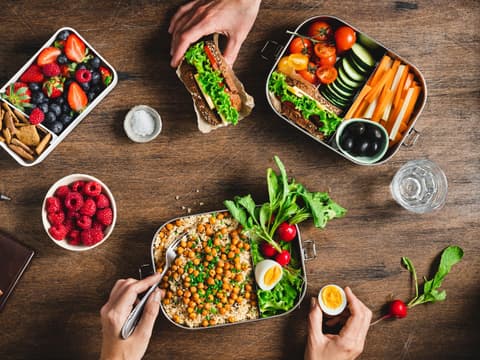 Lunchboxen mit verschiedenen Mahlzeiten
