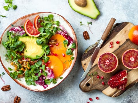 Salat-Bowl mit Grapefruit, Pekannüssen und Granatapfel