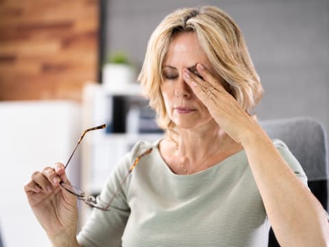 Die Symptome einer Durchblutungsstörung im Auge können plötzlich auftreten.