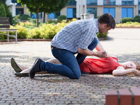 Mann leistet erste Hilfe